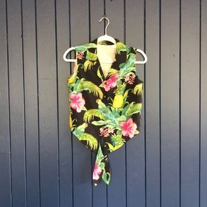 Tommy Bahama button-up tie front sleeveless blouse